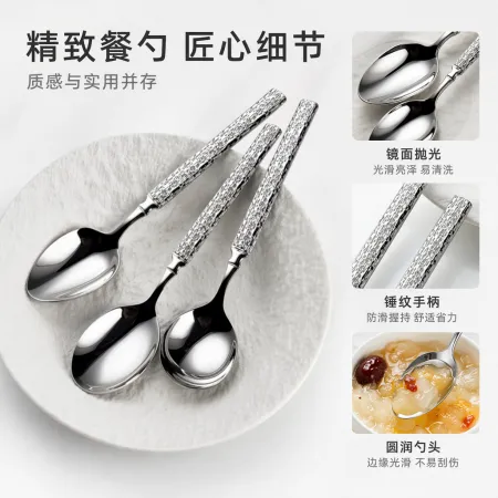 A silver carved stainless steel spoon with a white porcelain plate and a home-style Western-style tabletop A silver carved stainless steel spoon with a white porcelain plate and a home-style Western-style tabletop